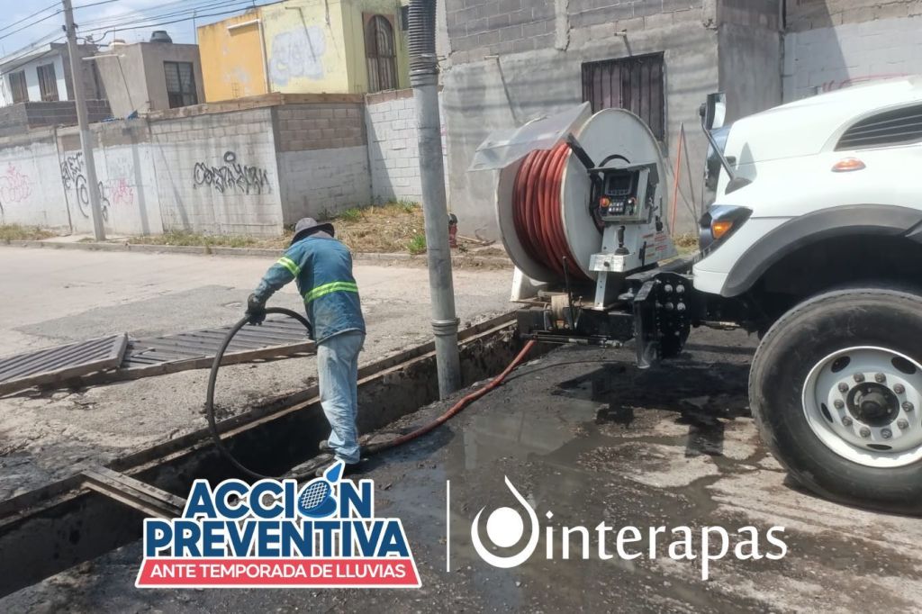 Interapas retira 5 toneladas de basura y lodo de rejillas pluviales en El Aguaje