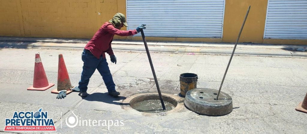 Tapón de trapos causaba fuga de drenaje en la colonia Las Piedras