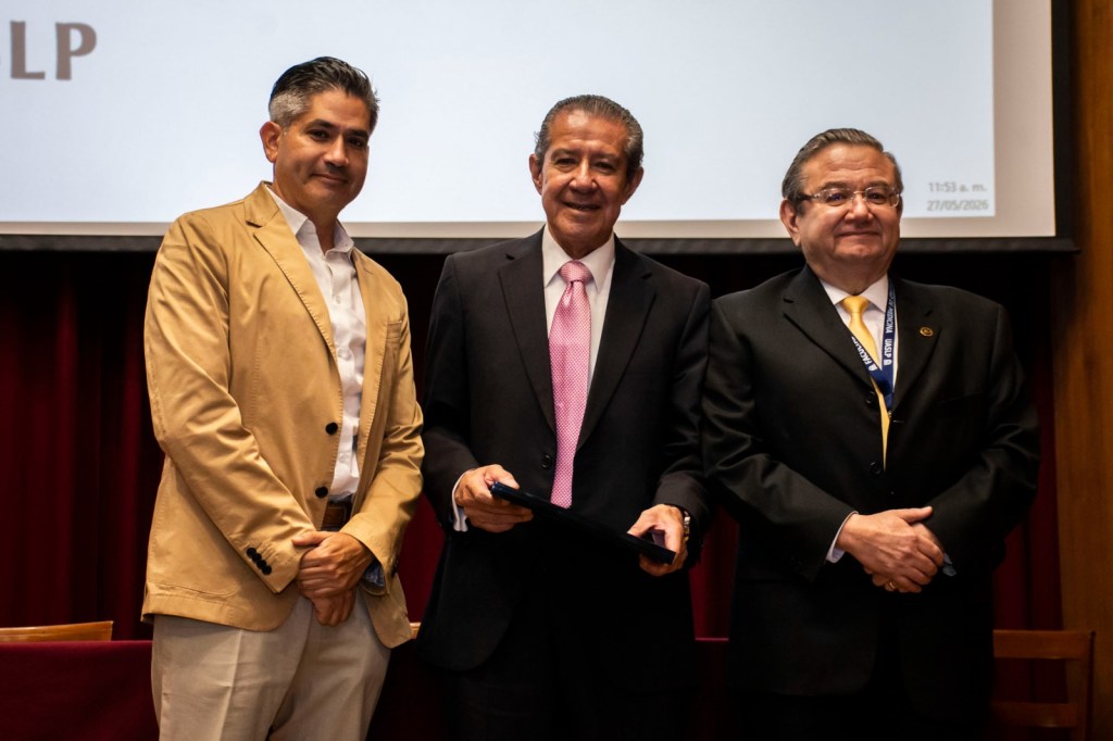 Reconocen trayectoria y legado del doctor Juan Javier Zárate Muñoz en la Facultad de Medicina UASLP