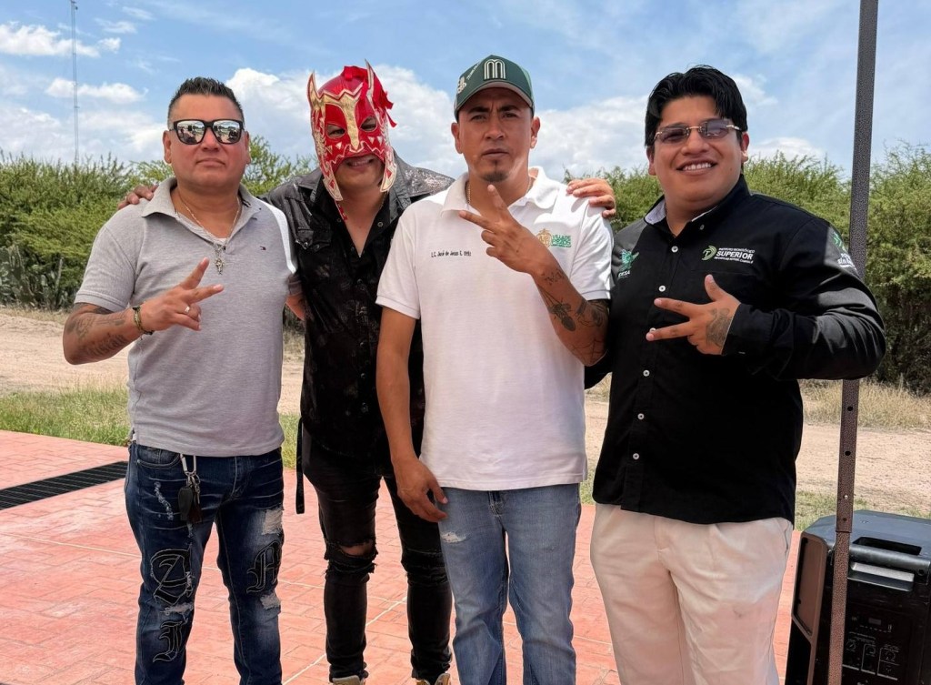 VILLA DE POZOS RECONOCE A ESTUDIANTES