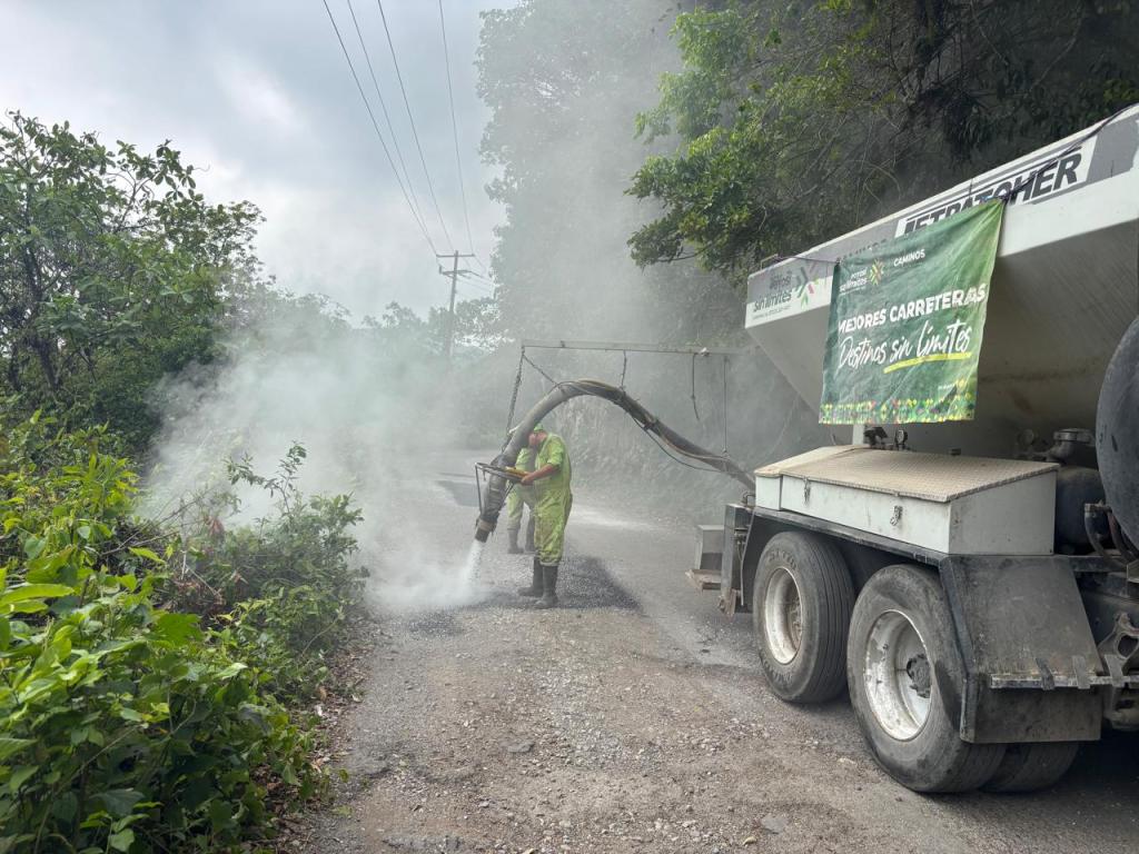 GOBIERNO ESTATAL DA MANTENIMIENTO A CAMINOS DE XILITLA