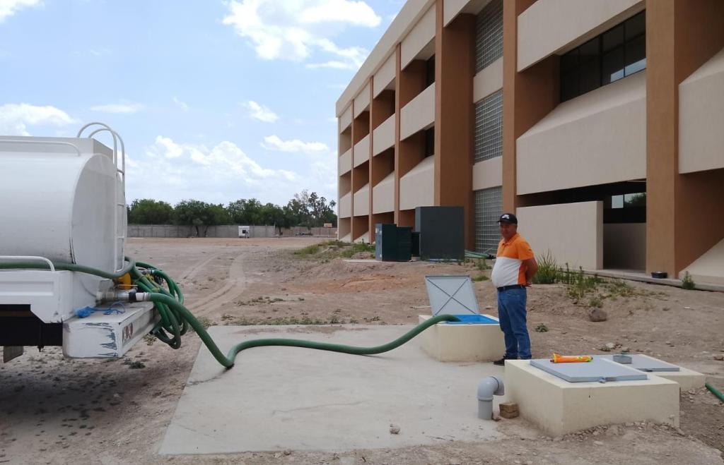 SIN DETENERSE, ENTREGA GRATUITA DE AGUA POTABLE EN COLONIAS Y ESCUELAS DE SOLEDAD