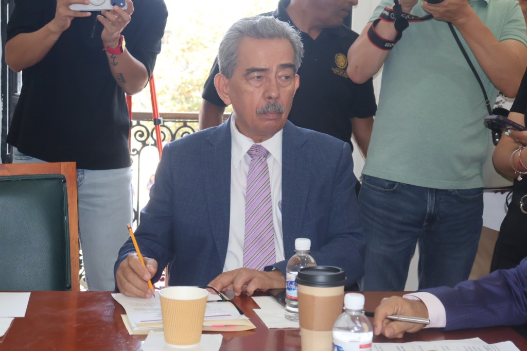 FUE PRESENTADO EL LIBRO “BALAS CON REMITENTE” POR EL ESCRITOR FERNANDO COCA MENESES EN EL RECINTO LEGISLATIVO