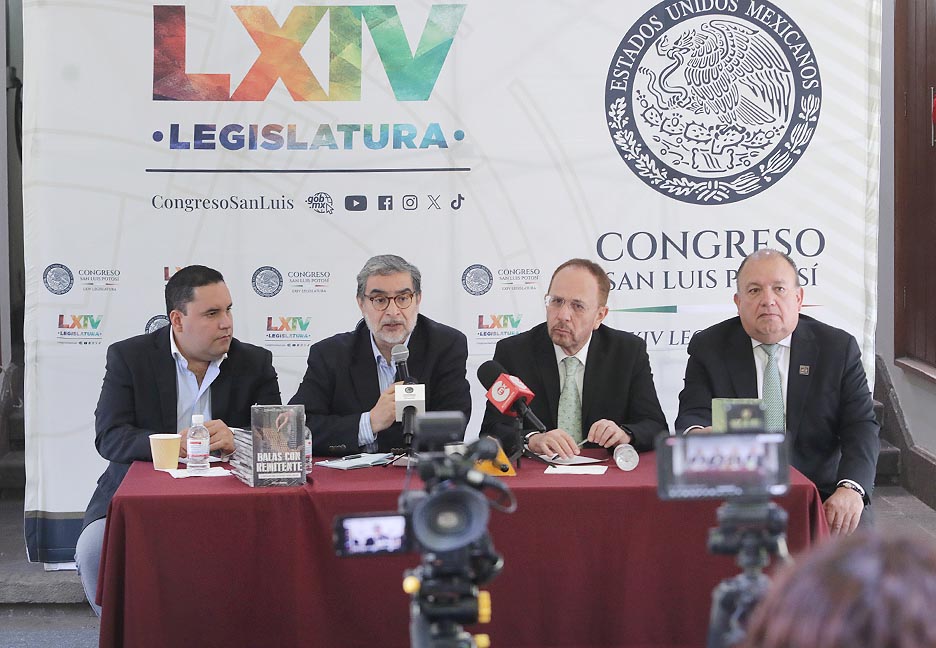 FUE PRESENTADO EL LIBRO “BALAS CON REMITENTE” POR EL ESCRITOR FERNANDO COCA MENESES EN EL RECINTO LEGISLATIVO