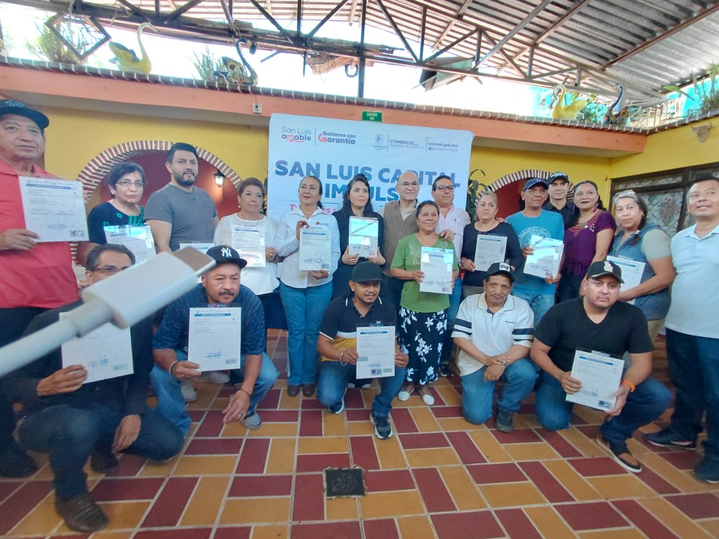 ALCALDE ENRIQUE GALINDO ENTREGA LICENCIAS DE FUNCIONAMIENTO A COMERCIANTES DE LAS TRADICIONALES GORDITAS DE&nbsp;MORALES