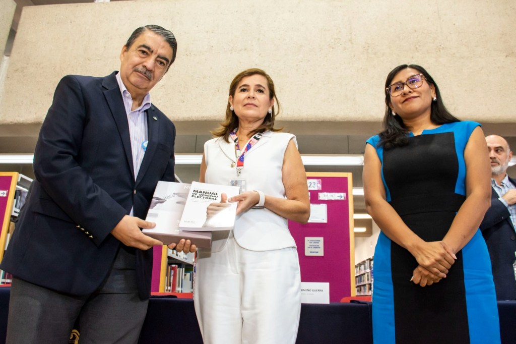 Fortalecen UASLP, ANUIES e INE la formación cívica mediante entrega de acervo&nbsp;bibliográfico