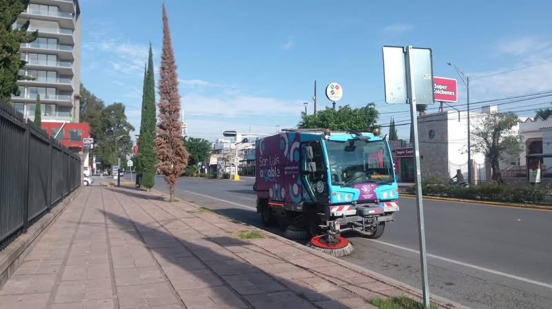 Desde el amanecer, barredora mecánica trabaja para mantener limpia San Luis&nbsp;Capital