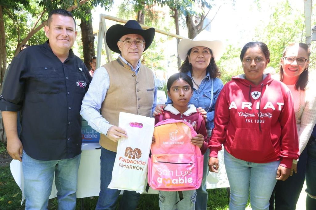 Estela Arriaga, Presidenta del DIF Municipal, entrega lentes a habitantes de&nbsp;Bocas
