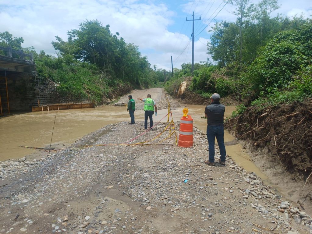 GOBIERNO ESTATAL MANTIENE CERRADO PASO EN PUENTE DEL EJE XOLOL-TAMUÍN POR CRECIENTE DE AGUA