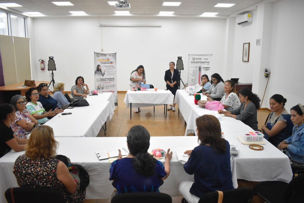 GOBIERNO ESTATAL IMPULSA BORDADO TÉNEK PARA AUTONOMÍA ECONÓMICA DE&nbsp;MUJERES