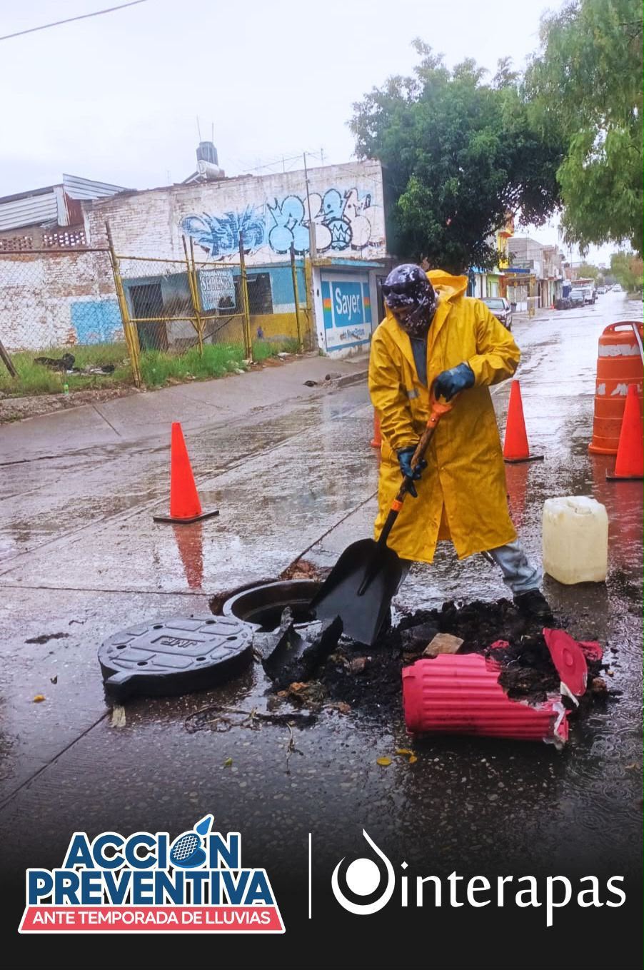 Interapas libera drenaje obstruido por basura y lodo en avenida&nbsp;Fleming
