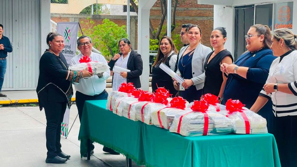 GOBIERNO ESTATAL IMPULSA LA FORMACIÓN DE FUTUROS DOCENTES CON ENTREGA DE ACERVOS&nbsp;LITERARIOS