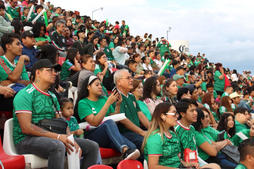 AFICIONADOS CELEBRAN TRANSMISIONES DEL MUNDIAL EN EL ESTADIO LIBERTAD FINANCIERA