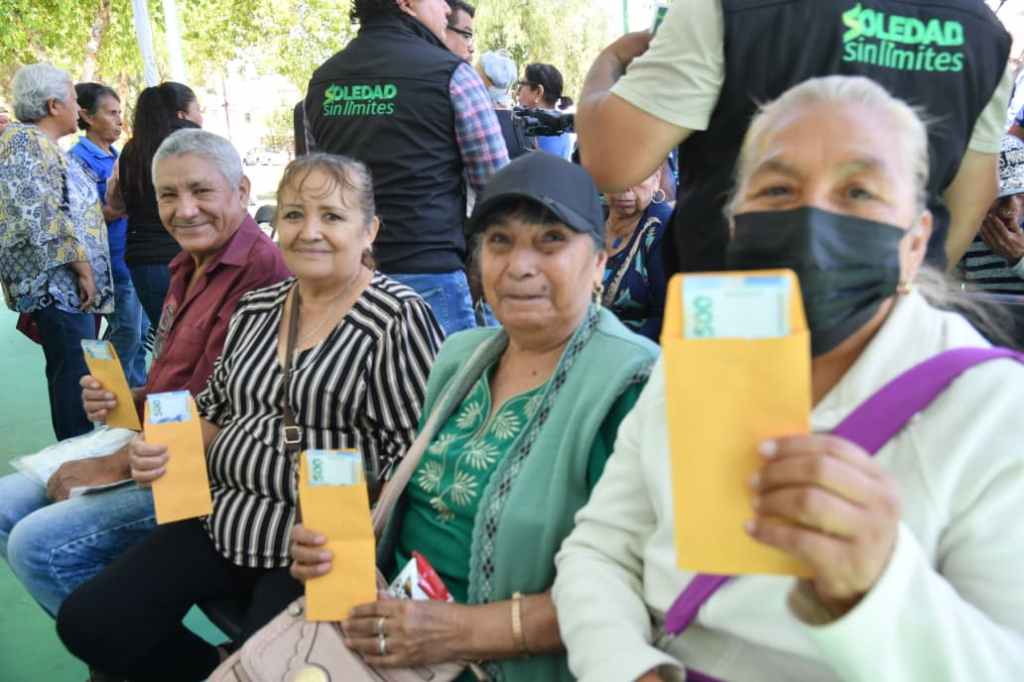 ADULTOS MAYORES RECIBEN APOYO ECONÓMICO DE MANOS DEL ALCALDE JUAN MANUEL&nbsp;NAVARRO
