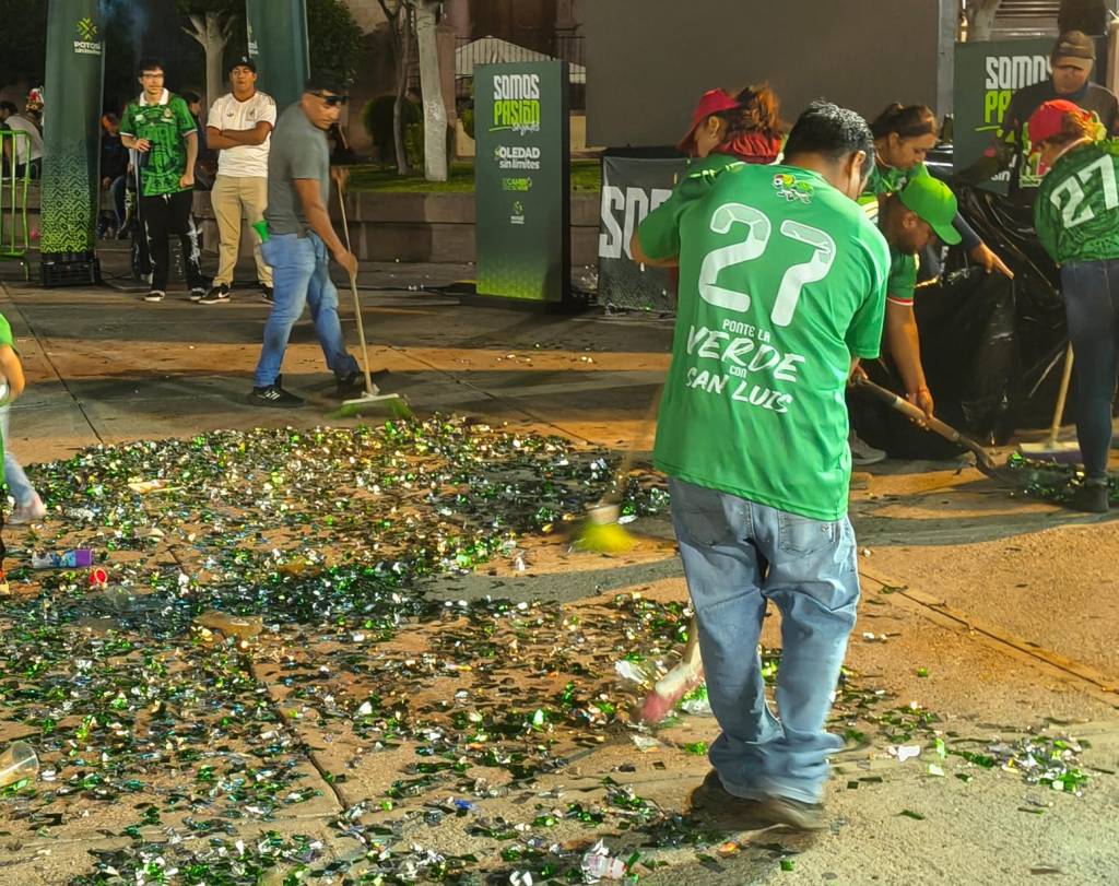 OPERATIVO DE LIMPIEZA MUNDIALISTA PERMANENTE EN LA PLAZA DE&nbsp;SOLEDAD