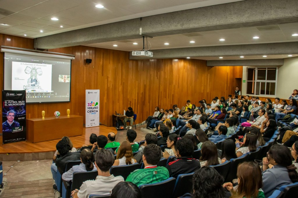 El futbol revela su dimensión científica en conferencia del investigador Raúl Rojas en la&nbsp;UASLP