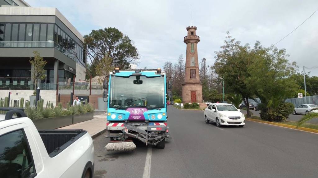 Gobierno de la Capital mantiene limpias avenidas principales con barrido&nbsp;mecánico