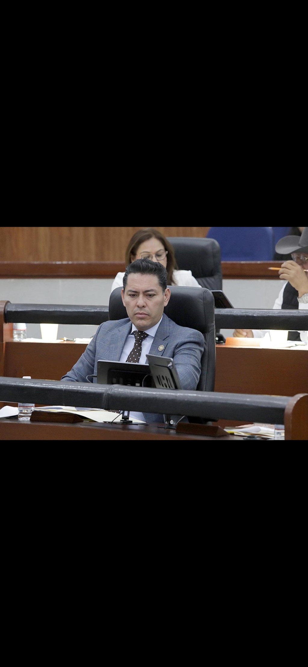 SE PROPONE AUMENTAR LAS PENAS PUNITIVAS SI EL RESPONSABLE DEL DELITO DE ABUSO SEXUAL ES SERVIDOR PÚBLICO Y LO COMETE EN EJERCICIO DE SUS FUNCIONES