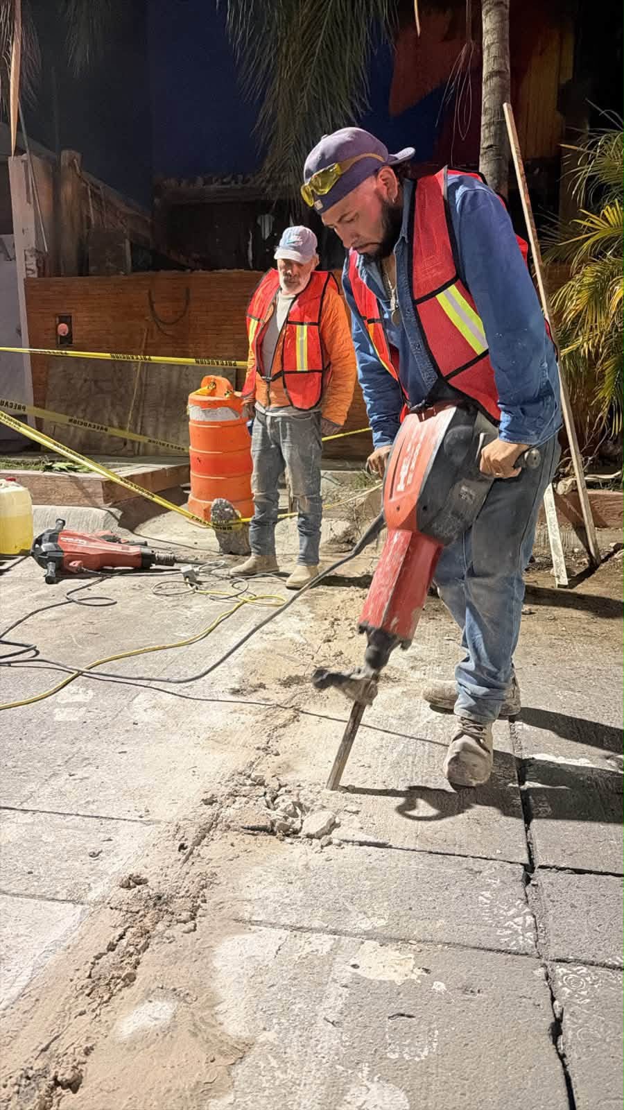 Gobierno de la Capital acelera, incluso de noche, la construcción de cruces seguros en avenida Chapultepec