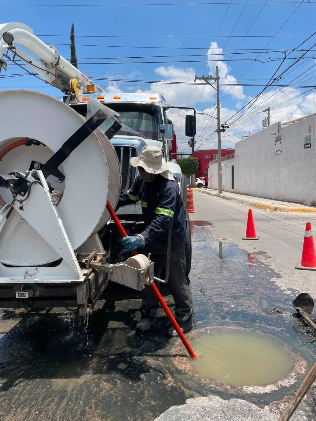 En limpieza de drenaje, Interapas retira 600 kilos de basura en avenida Curie