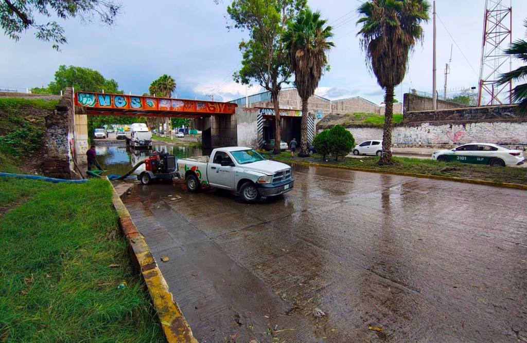 Atiende Gobierno de la Capital encharcamiento bajo el Puente Naranja para restablecer la&nbsp;movilidad