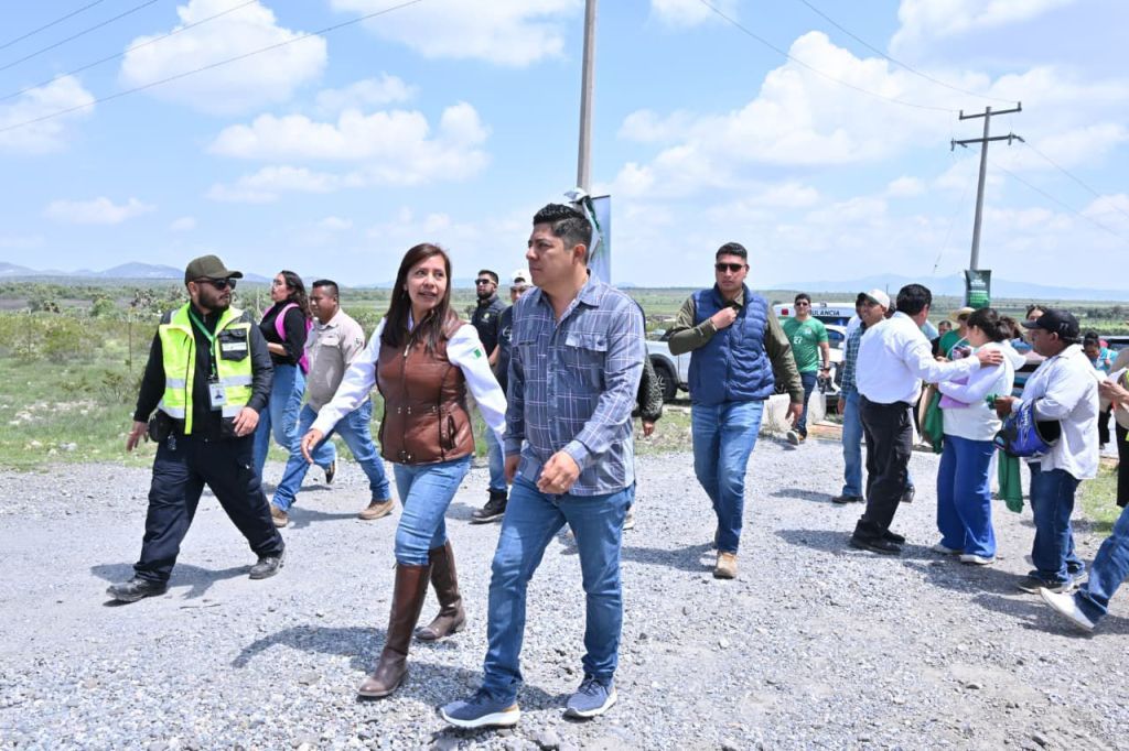 EL GOBERNADOR RICARDO GALLARDO ARRANCA PAVIMENTACIÓN DEL CAMINO CHARCAS-SANTO DOMINGO
