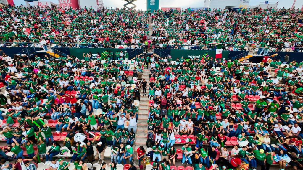 JUNTO A 22 MIL AFICIONADOS, RICARDO GALLARDO VIVIÓ OTRA GRAN FIESTA FUTBOLERA EN SAN LUIS POTOSÍ