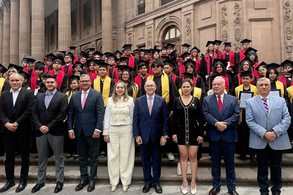 Enrique Galindo refrenda compromiso educativo con los jóvenes