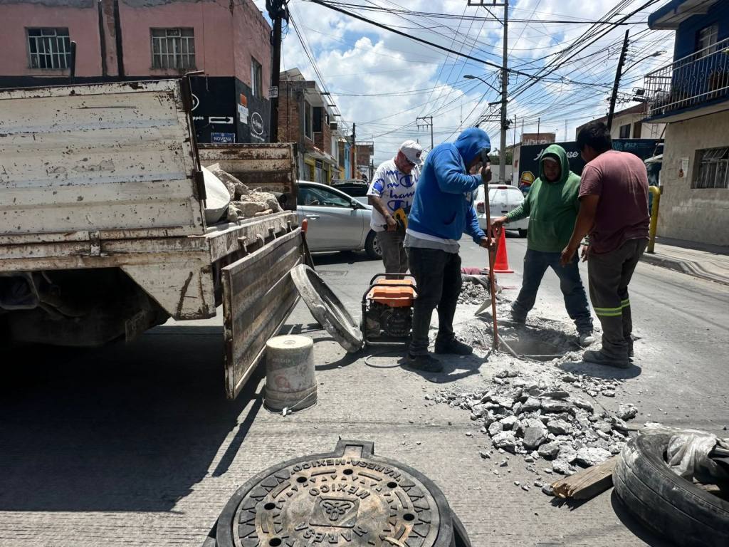 INTERAPAS sustituye tapa en alcantarilla avenida Manuel José Othón para mejorar seguridad vial