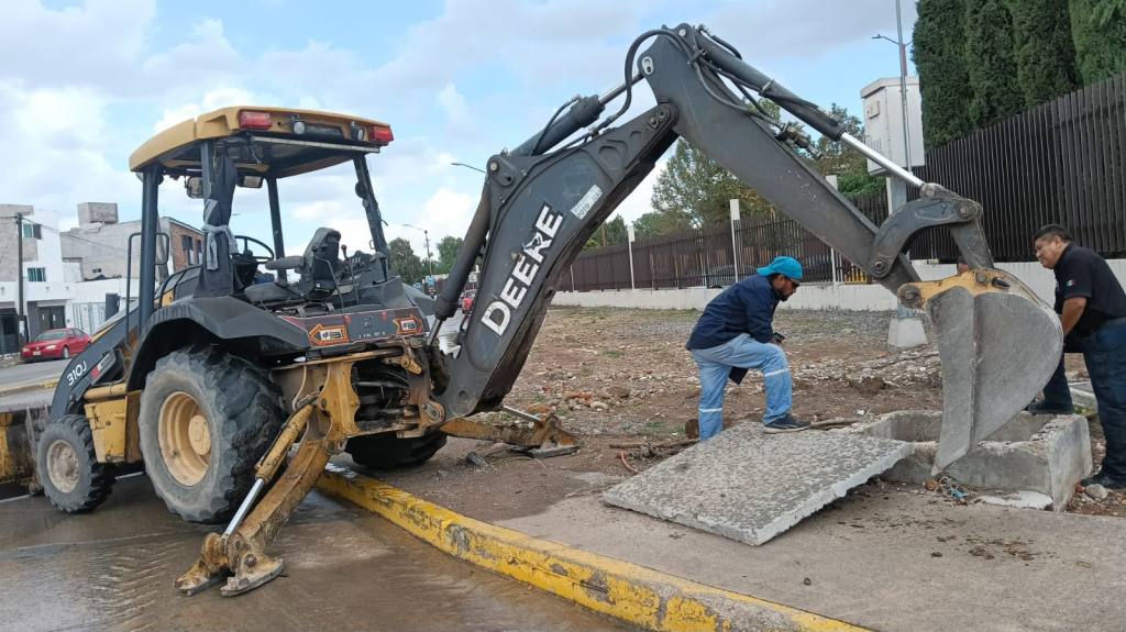 Gobierno de la Capital realiza trabajos de limpieza y desazolve en colector pluvial de Coronel Romero