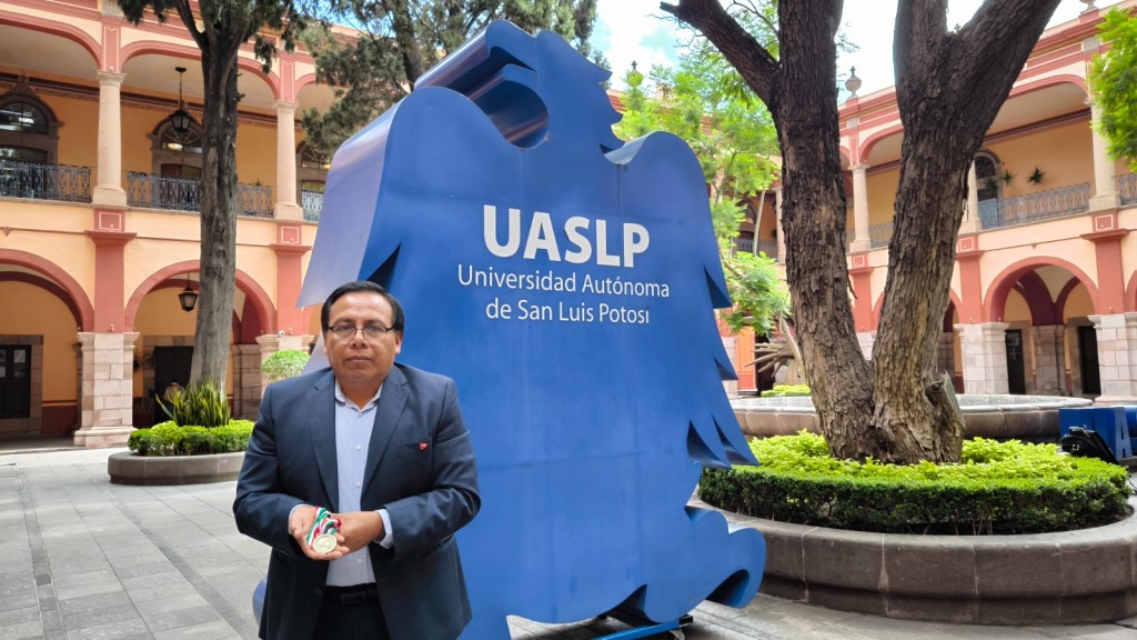 Docente de la UASLP recibe la Medalla Benito Juárez de la Sociedad Mexicana de Geografía y Estadística