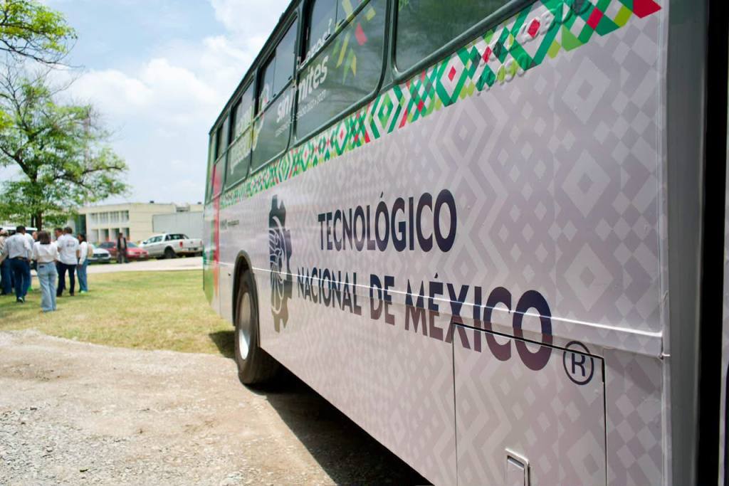 RICARDO GALLARDO LE CUMPLE A ESTUDIANTES DEL TECNOLÓGICO DE VALLES CON UN AUTOBÚS