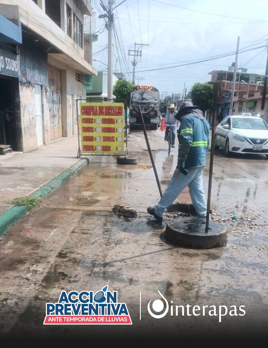 La limpieza permitió eliminar acumulaciones de grasa, palos y otros desechos que impedían el flujo de las aguas&nbsp;residuales.