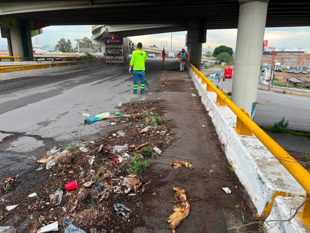 Gobierno de la Capital interviene la parte superior de Distribuidor Juárez con limpieza