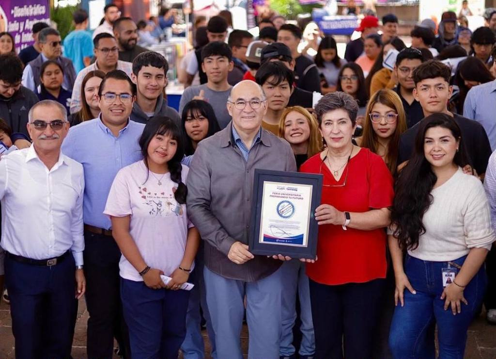 Enrique Galindo entrega Sello de Garantía a la Feria Universitaria 2026