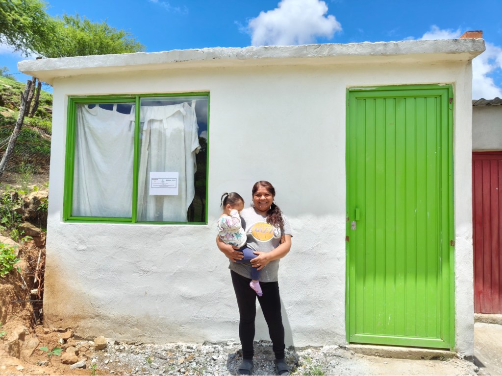 GOBIERNO DEL ESTADO ENTREGA 62 CUARTOS DORMITORIO EN ALAQUINES