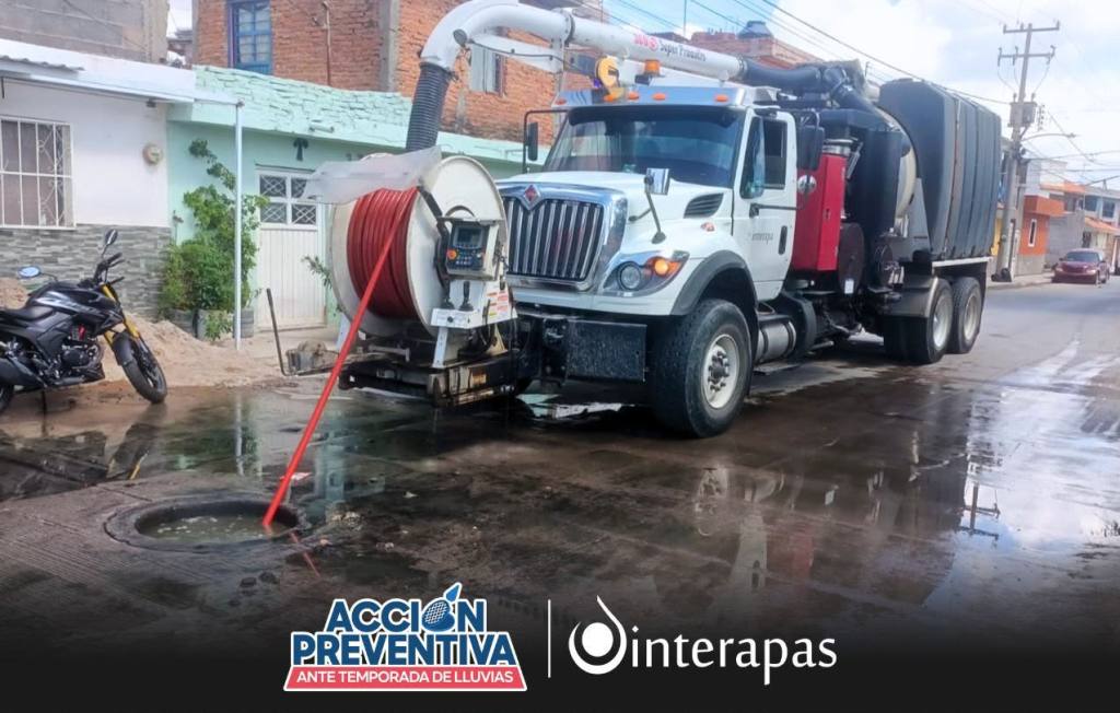 Interapas libera drenaje en avenida Mexquitic durante jornada preventiva