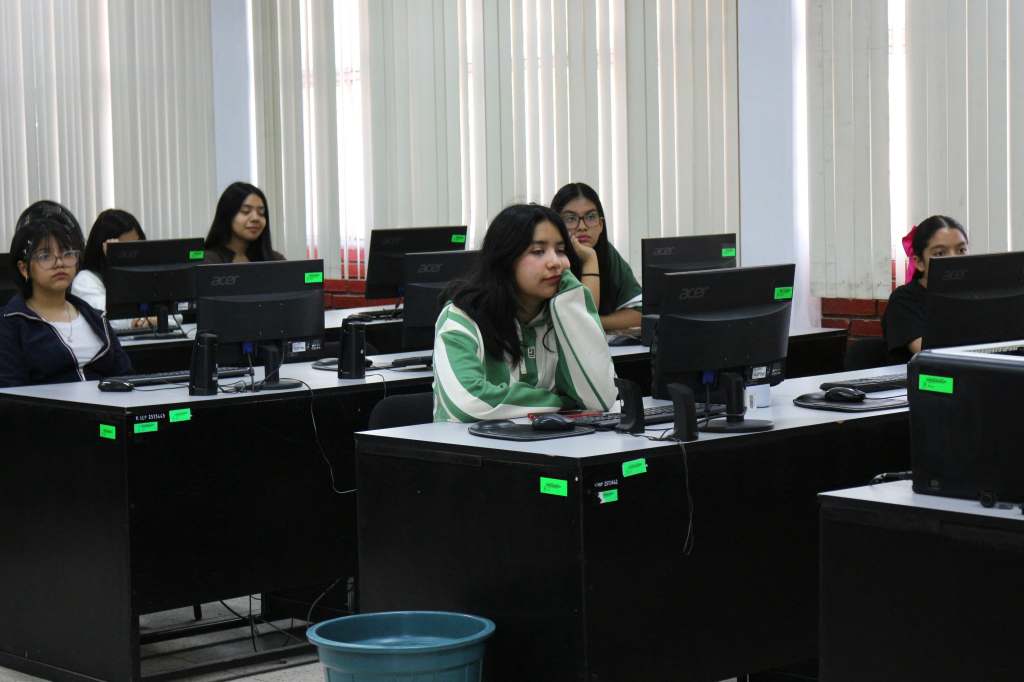 NIÑAS Y ADOLESCENTES APRENDEN PROGRAMACIÓN EN EL CURSO DE VERANO TECNOLOCHICAS