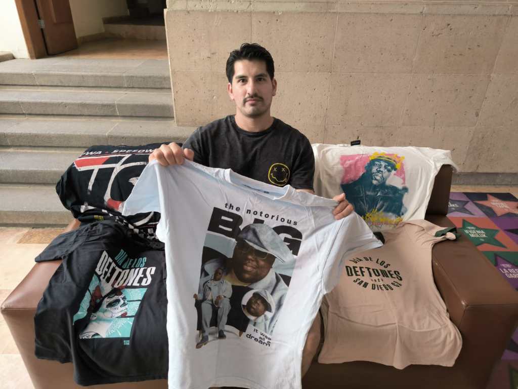 Diseñador gráfico de la UASLP plasma su talento en mercancía para artistas y festivales internacionales