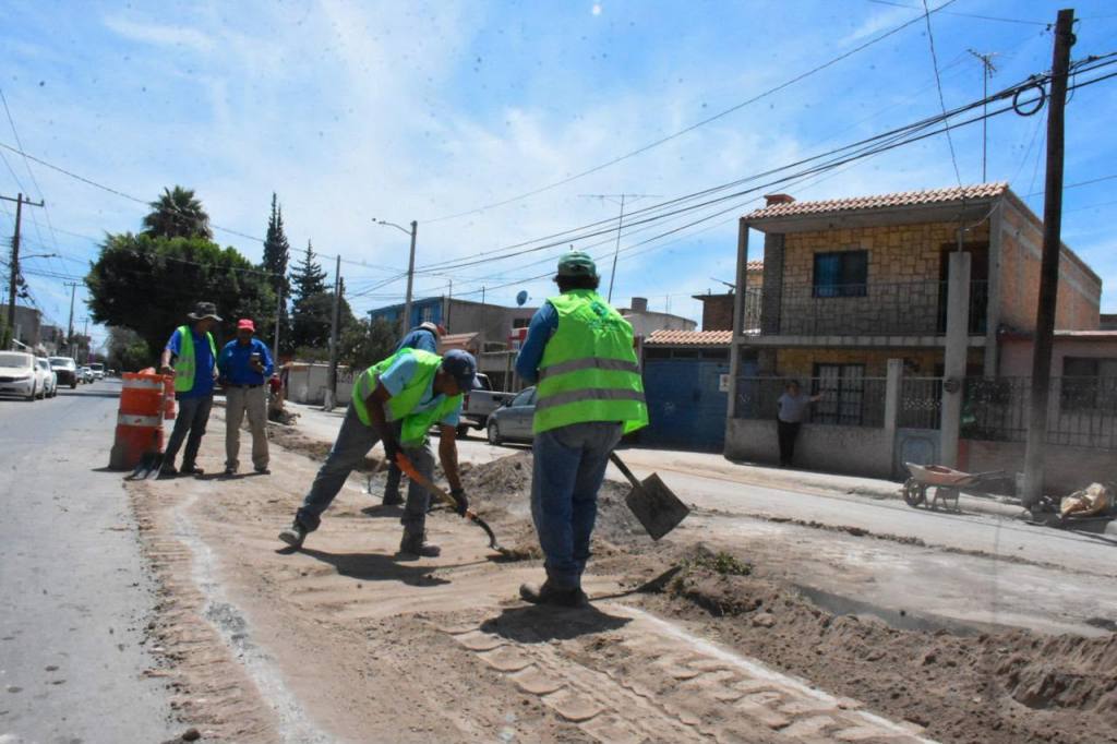 JUAN MANUEL NAVARRO RESPONDE A FAMILIAS DE SAN FELIPE Y REHABILITA DRENAJE COLAPSADO