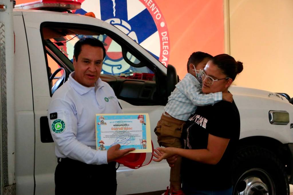 PROTECCIÓN CIVIL DE VILLA DE POZOS NOMBRA HÉROE HONORARIO AL PEQUEÑO DARRELL ISAAC