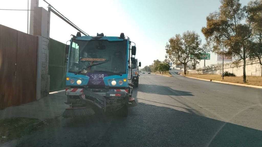 Ayuntamiento de San Luis Potosí refuerza la limpieza de vialidades con barrido mecánico matutino