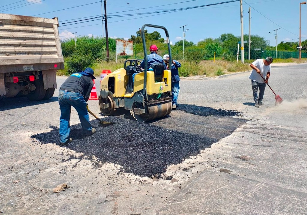 Gobierno de la Capital atiende de inmediato daño vial en Eje 130 e Industrias, en la Zona Industrial