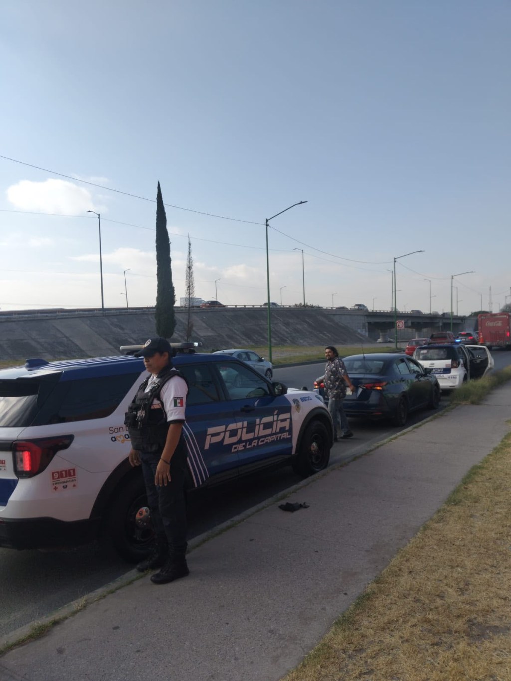 Rescata Policía de la Capital a cuatro caninos atrapados en puente vehicular; actuación inmediata evitó un riesgo mayor