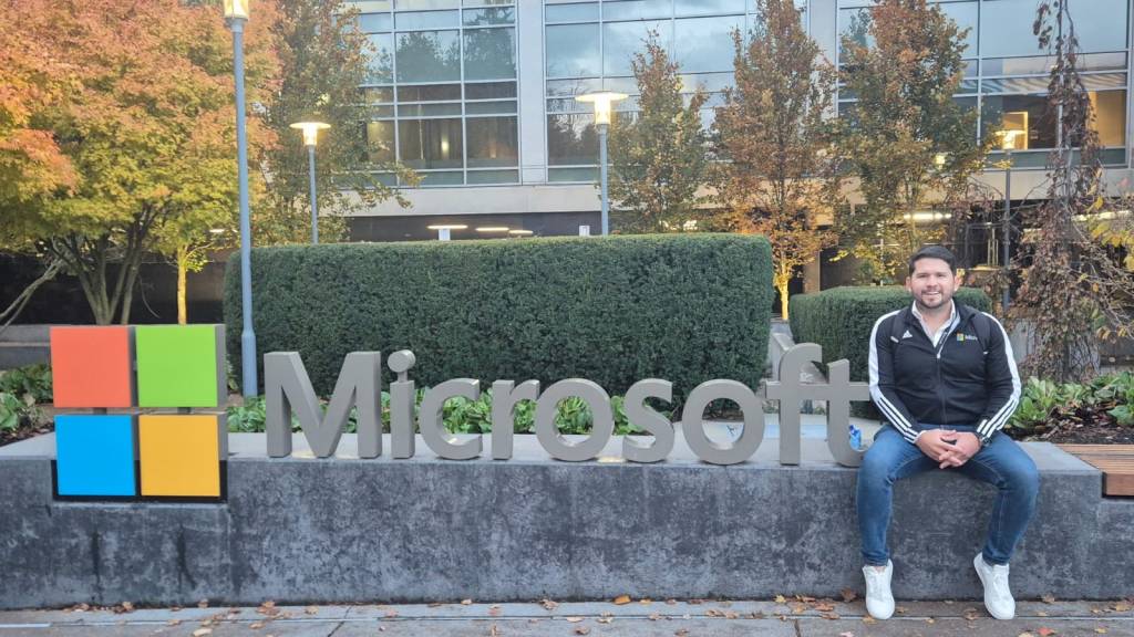 De la UASLP a Microsoft: egresado impulsa procesos de gestión de puestos en una empresa global