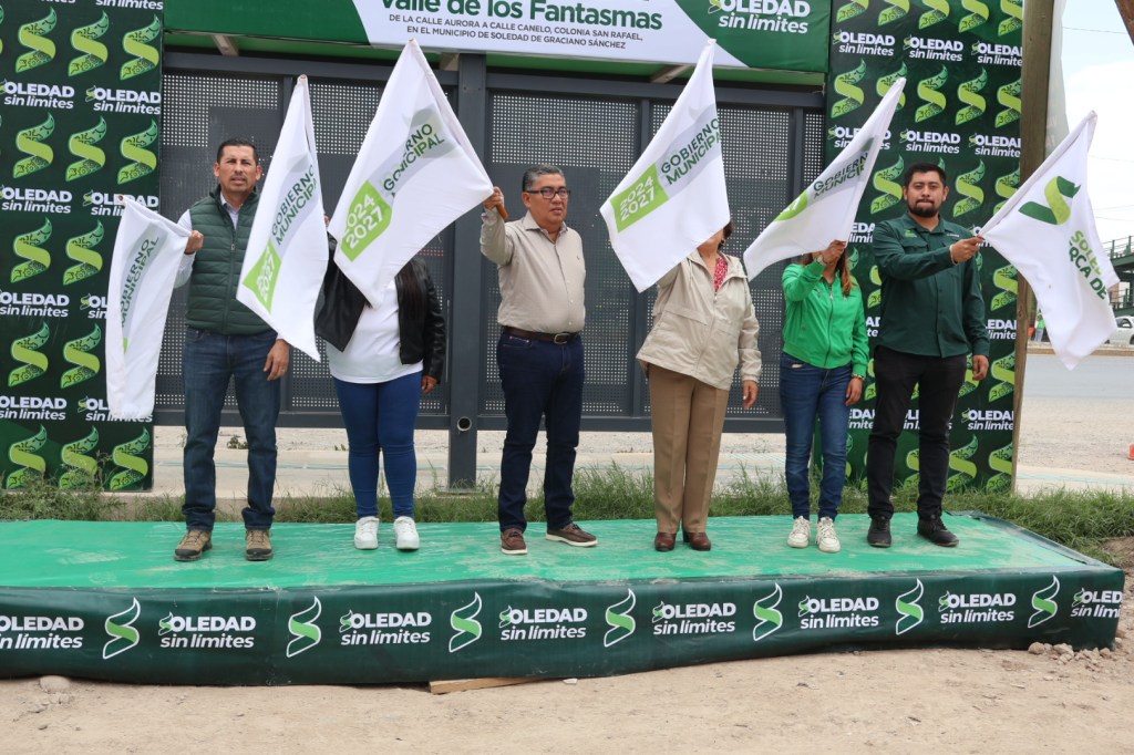 JUAN MANUEL NAVARRO ARRANCA TRABAJOS DE PAVIMENTACIÓN EN LATERAL DE VALLE DE LOS FANTASMAS EN SOLEDAD.