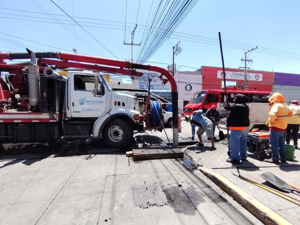 Con equipo de la Dirección Municipal de Agua, se redobla limpieza del sistema de drenaje