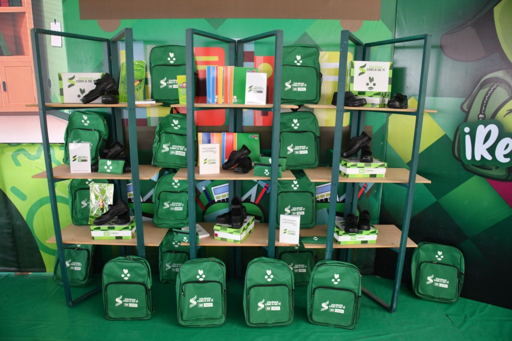 ENTREGA DE MOCHILAS, ÚTILES Y ZAPATOS ESCOLARES BRINDADOS POR EL GOBIERNO SOLEDENSE, UN ALIVIO PARA LAS&nbsp;FAMILIAS