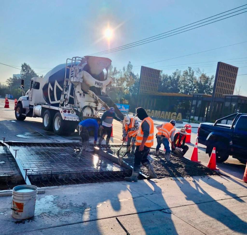 Gobierno de la Capital inicia el colado de la segunda etapa de los nuevos lomos de toro en avenida Chapultepec
