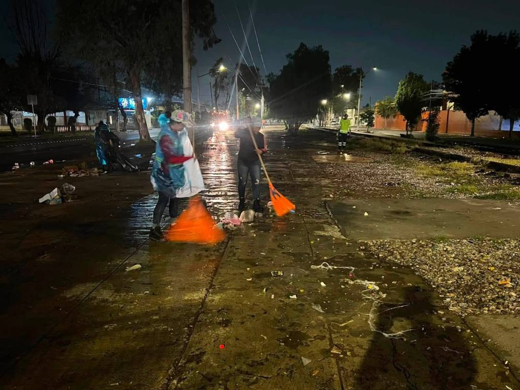 Gobierno de la Capital limpia avenida Hernán Cortés durante la noche tras la&nbsp;lluvia